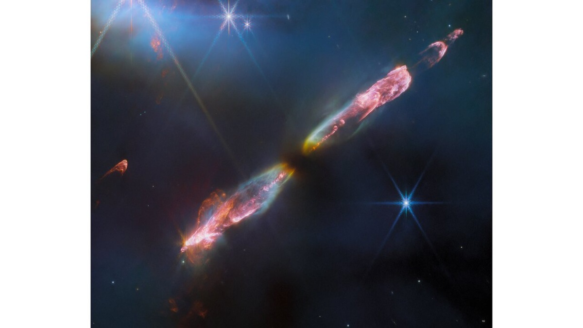 Серия ударных волн на юго-востоке (внизу слева) и северо-западе (вверху справа). Изображение получено космическим телескопом «Джеймс Уэбб». На изображении показан объект Herbig-Haro 211. Объекты Herbig-Haro образуются, когда звёздные ветры или струи газа, выбрасываемые новорожденными звездами, формируют ударные волны.    
 Источник: ESA / Webb, NASA, CSA, Tom Ray (Dublin)  📷
