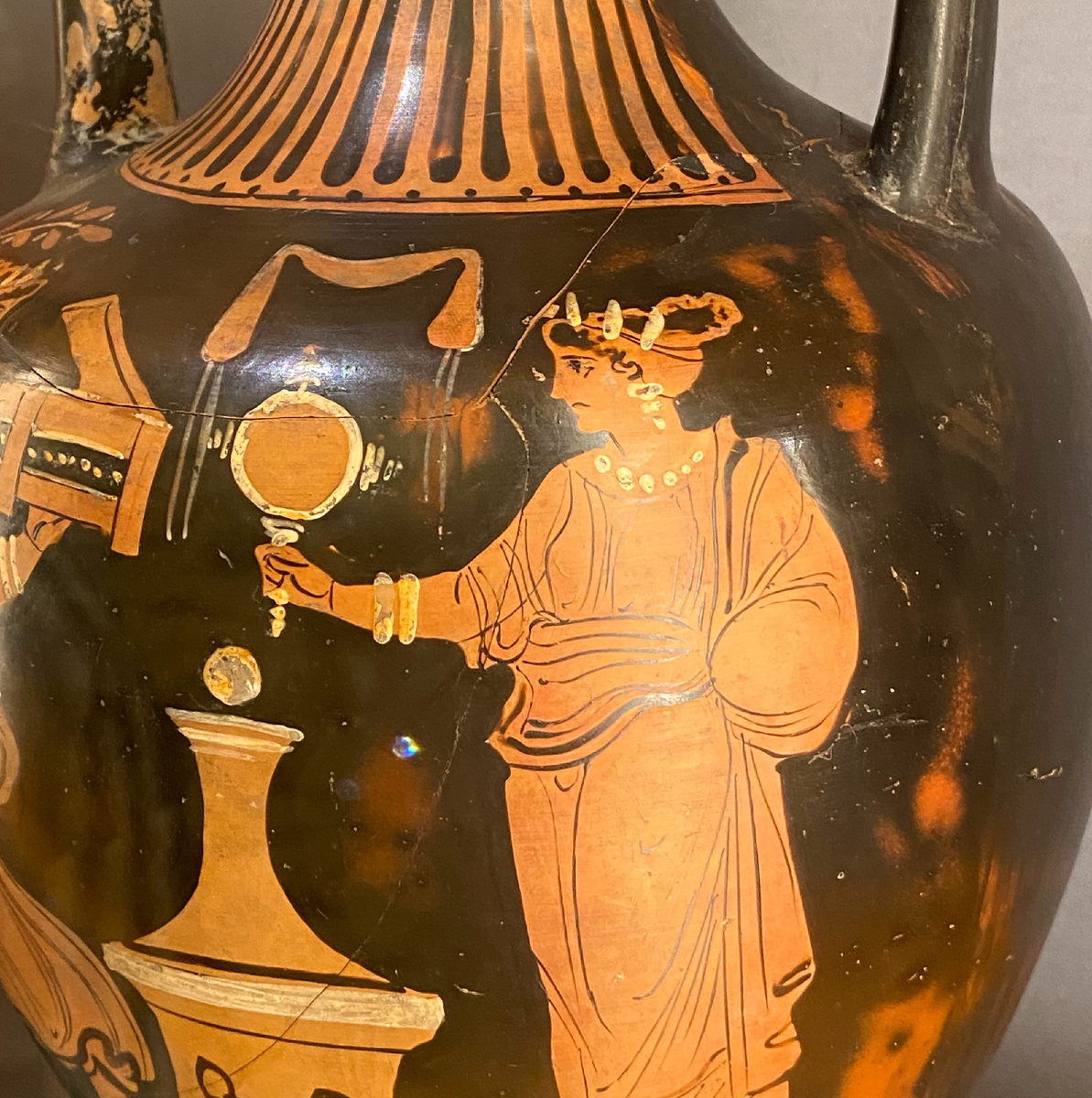 Деталь краснофигурной амфоры - женщины с зеркалом - 380-360 гг. до н. э. Эрмитаж
