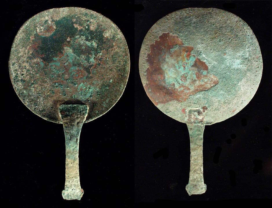 Древнеегипетская полированная бронза, вырезанная в виде круга, украшенная узорами сзади - вот такие вот зеркала, их полировали каждый раз перед использованием