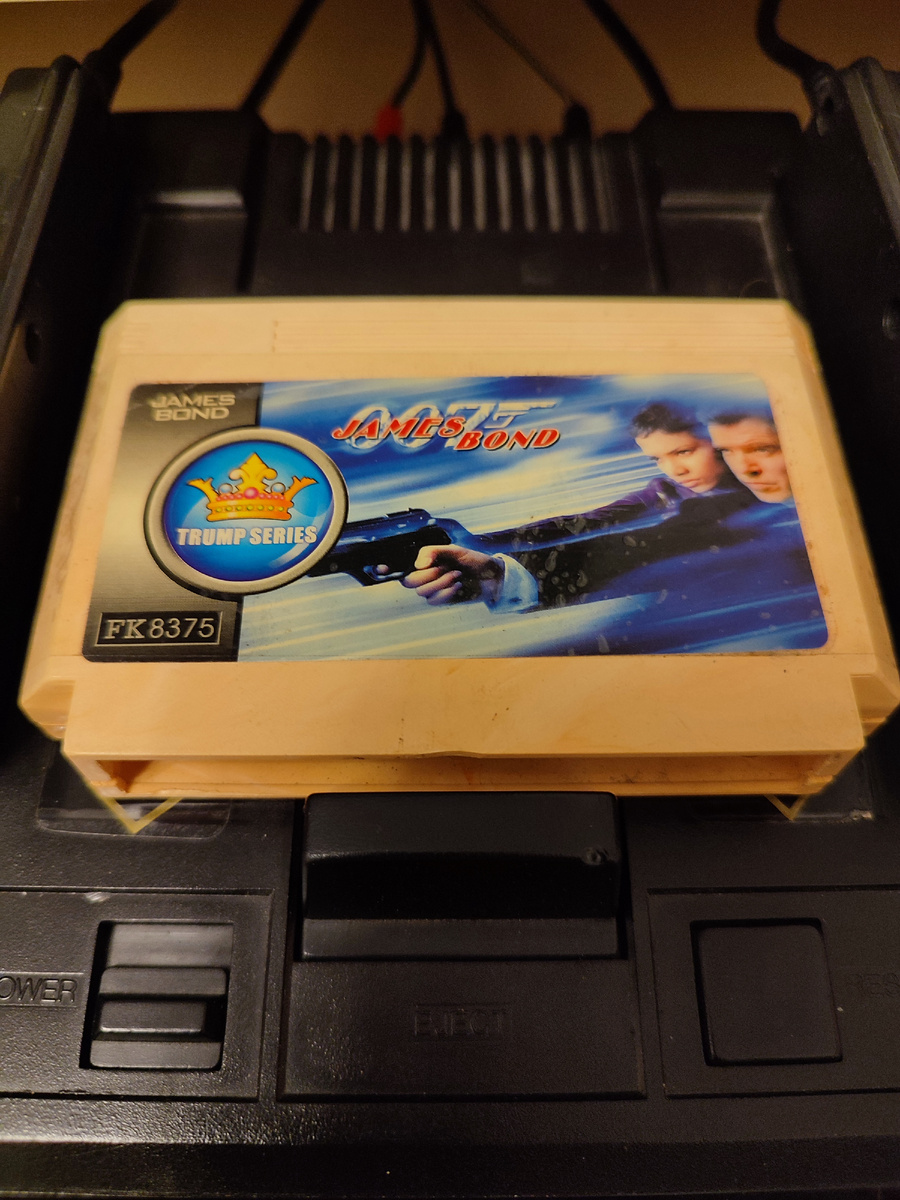 Фото сделаны мной. На фото игра "James Bond". Оригинал игры "James Bond Jr." был разработан Eurocom и издан THQ в 1991г. для NES. Фото демонстрирует начальную заставку игры, а так же общий визуальный фон игры. Подробнее об этом рассказано в статье. Все материалы принадлежат правообладателям и размещены исключительно в информационных целях.