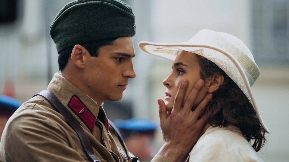    Ангелина Стречина и Роман Васильев сыграли в фильме «Любовь Советского Союза», историю напоминающую реальные драмы жизни и удары судьбы актрисы Валентины Серовой и писателя Константина Симонова, едва не погибшего в Беларуси в начале войны. Фото: Кинопоиск