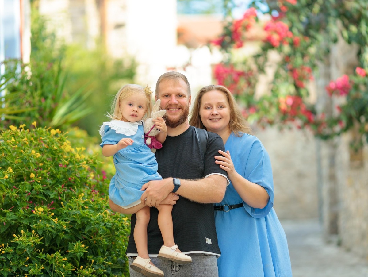 Это мы! Дочка уже совсем взрослая, ходит в сад и читает книжки наизусть.