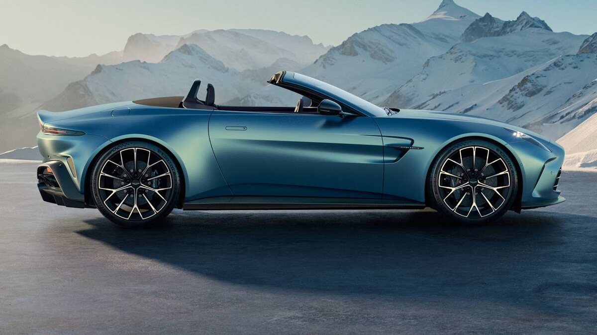 Боковая часть нового родстера Aston Martin Vantage Roadster