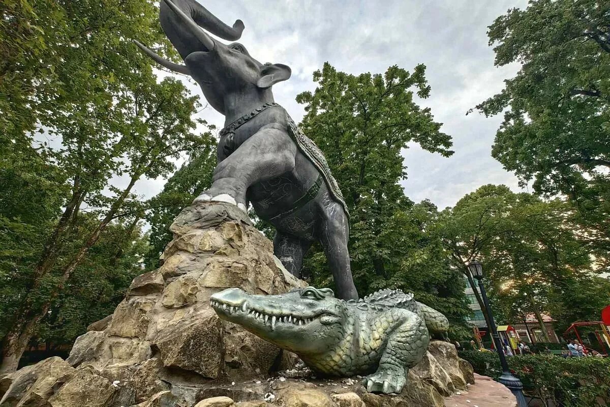 Видишь аллигатора? Вот и я не вижу, а он есть… Крокодил в скульптурной композиции краснодарского сквера «Дружба народов».
Фото: Михаил Ступин