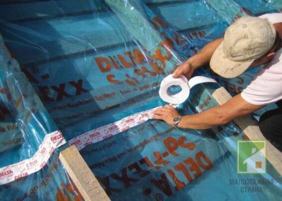 Вот так заклеивают стыки между полотнами пленки на крыше