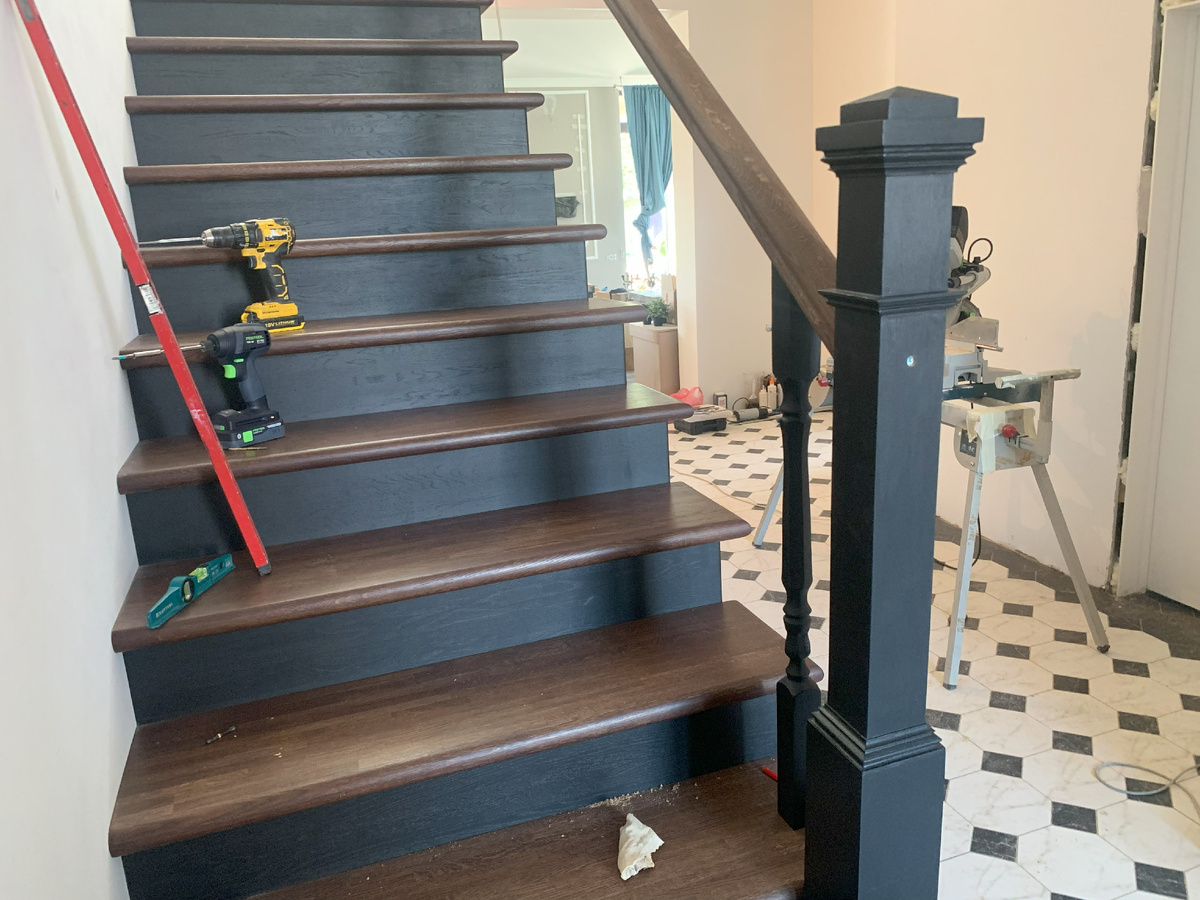 Свес с торца ступени, придает лестнице легкости. 