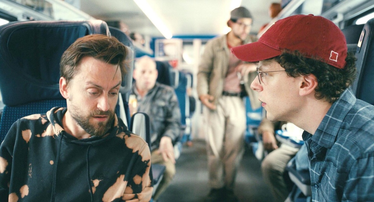 Киран Калкин и Джесси Айзенберг в кадре фильма "Настоящая боль"