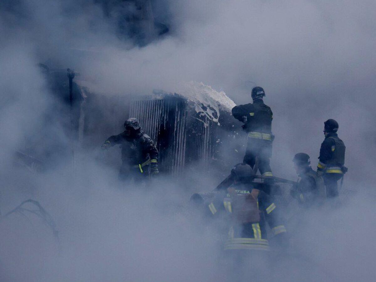    Пожарные тушат пожар после удара по энергетической системе в Днепропетровской области© Фото : ГСЧС Украины