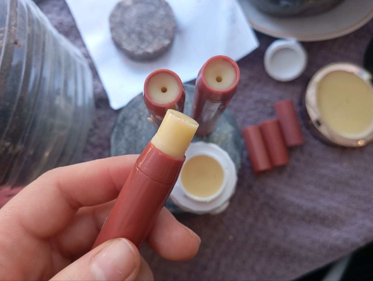 Если есть тюбик из-под помады - можно залить его бальзамом для губ!