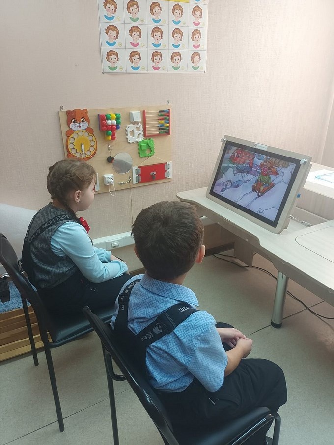 Дети смотрят видеоролик о правилах поведения в зимнее время года