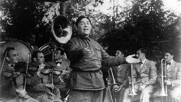    Музыка помогала советским воинам все 4 года сражений. Фото: выступление оркестра Леонида Утёсова в 1942 году