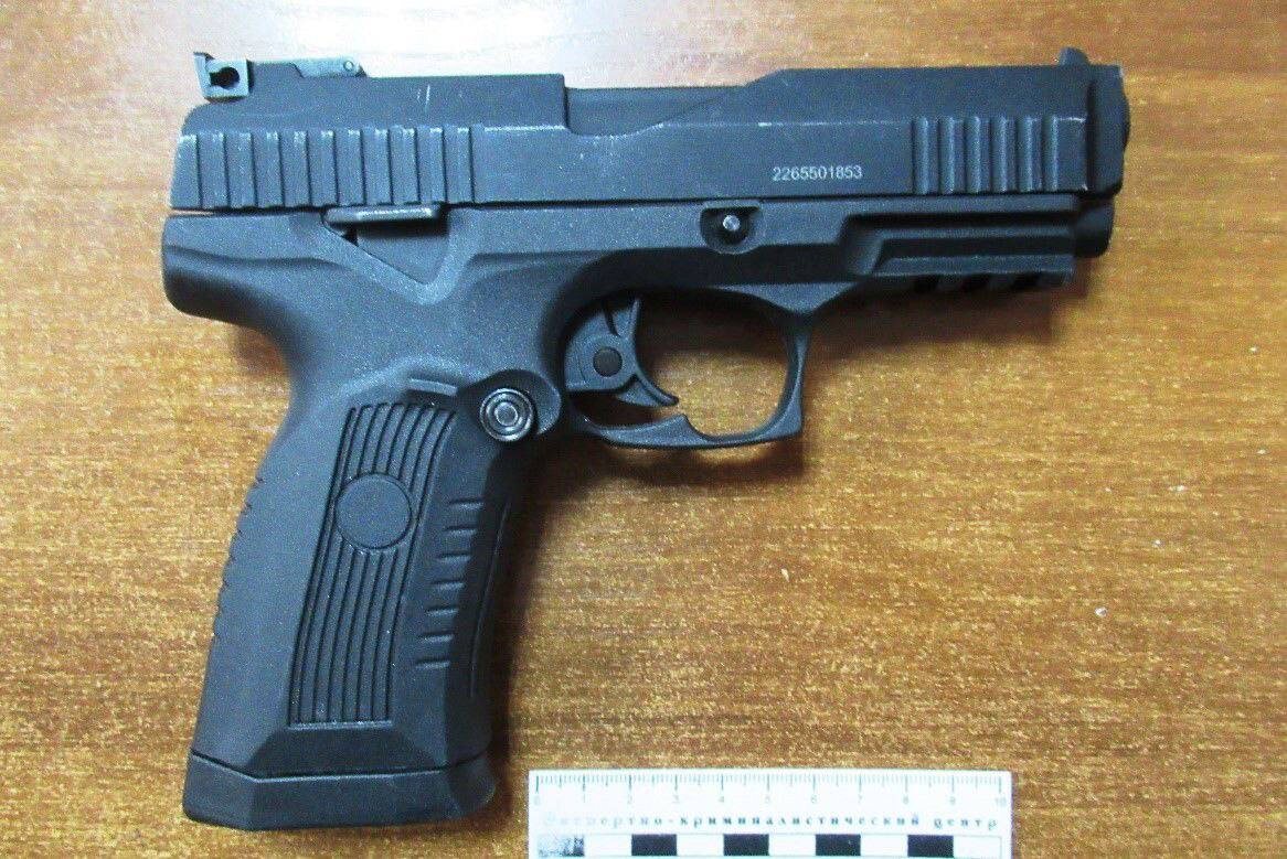     Красноярка расстреляла из пневмата машину, которая облила её водой из лужи