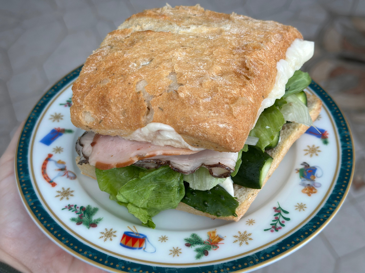 Сэндвич из чиабатты с легким майонезом и сыром, окороком и бужениной, огурцом, зеленым луком и салатом айсберг