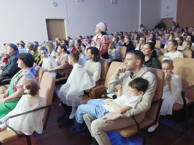 
Жители Ленска Пришли поздравить своё учреждение культуры