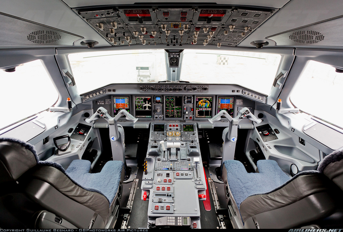 В кабине "Embraier 190"  фото: каритнки яндекса.