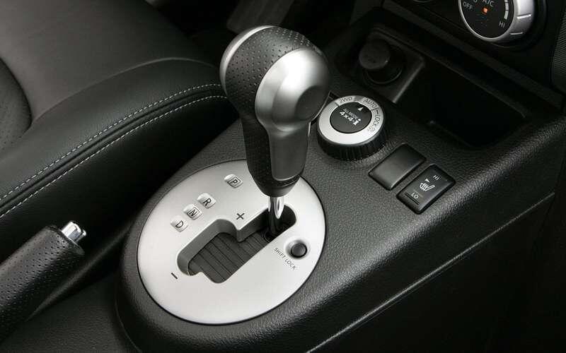    Селектор Nissan X-Trail T31. И рядом кнопка разблокировки с надписью Shift Lock. Нажимаем, и трансмиссия разблокирована.