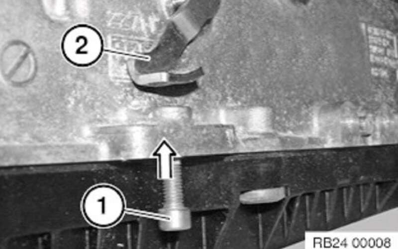    На BMW первой серии для разблокировки рычажка 2 нужно шестигранным ключом ввернуть винт 1 до упора. Тогда рычажок будет зафиксирован в нужном положении.