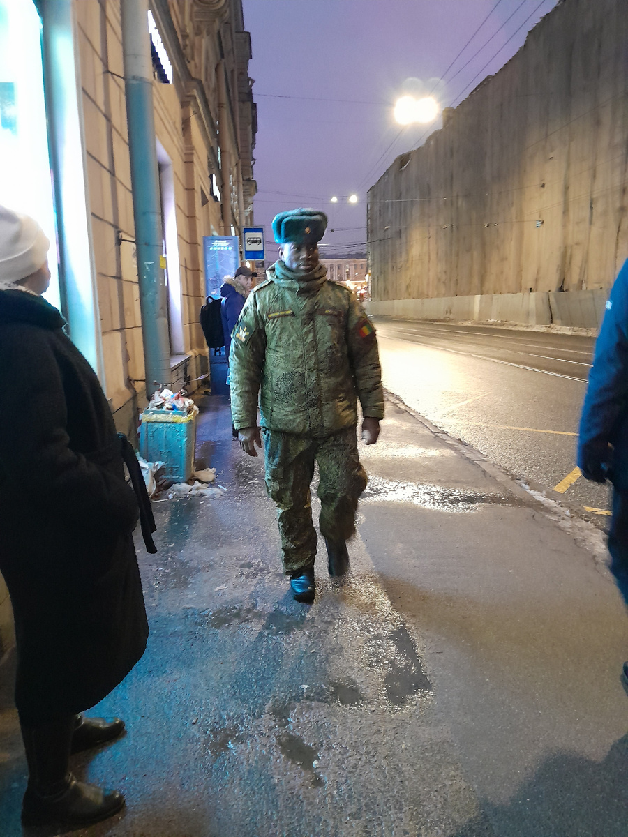 Обычный курсант ВС РФ шлепает по нашим питерским лужам