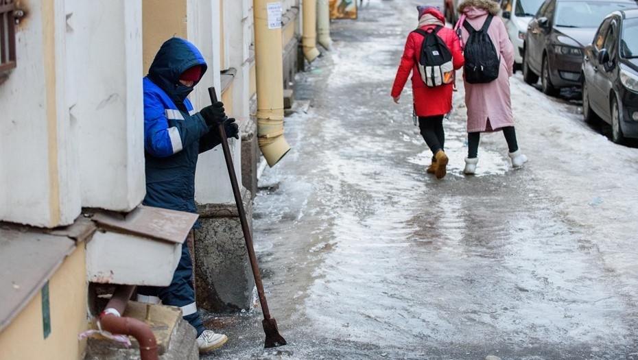    Горожане на скользких улицах в центре Петербурга. Автор фото: Ермохин Сергей/"ДП"