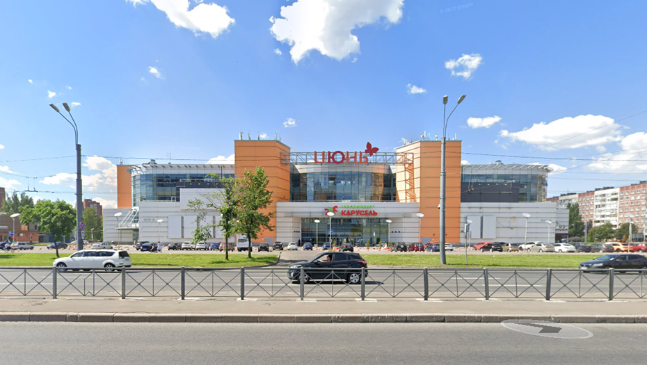    ТРЦ "Июнь" на Индустриальном проспекте в Петербурге. Автор фото: google.com/maps