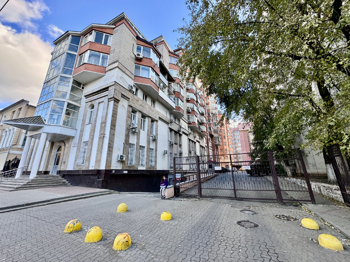 г. Ростов-на-Дону. Дом-легенда на Пушкинской 72а. 2001 года постройки. Застройщик «Кристина».