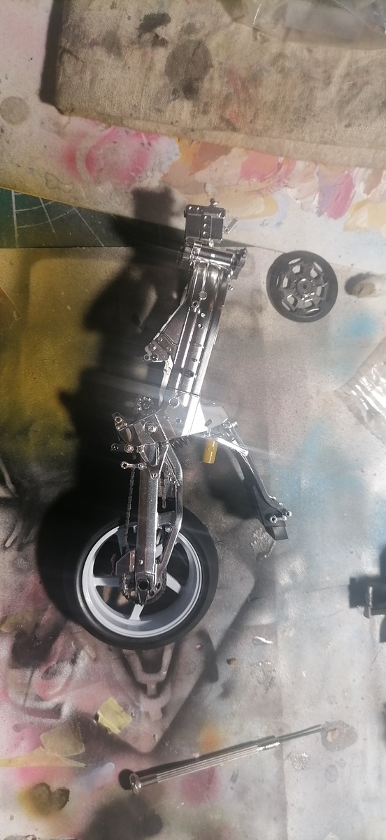 Уже окрашенный колесный диск, цепи и звездочки. Установлен амортизатор.