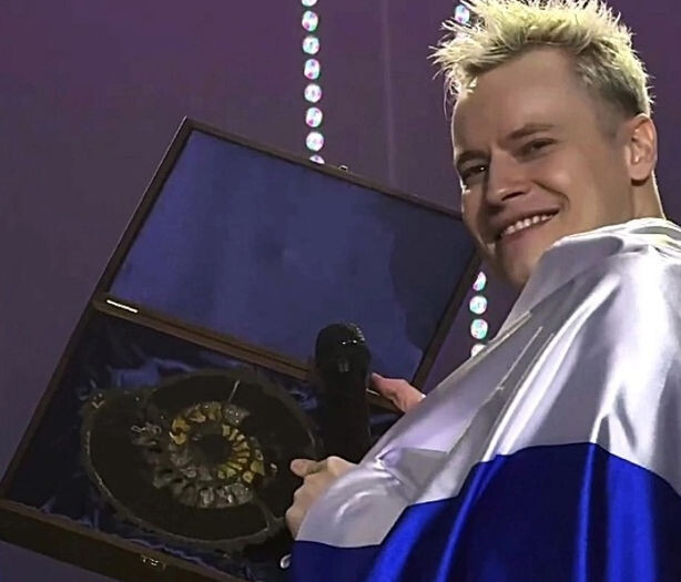    Аммонит в подарок ШАМАНу (фото: SHAMAN Родные)