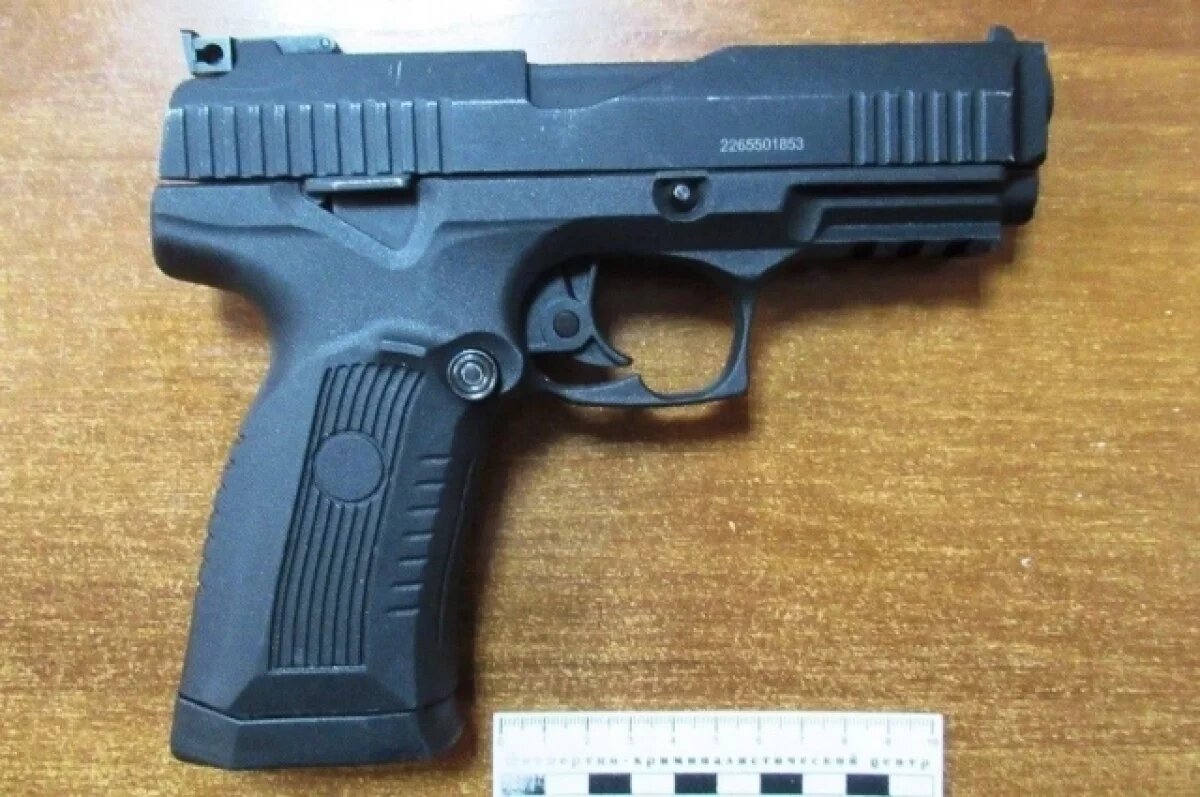    Пневматический пистолет девушки.