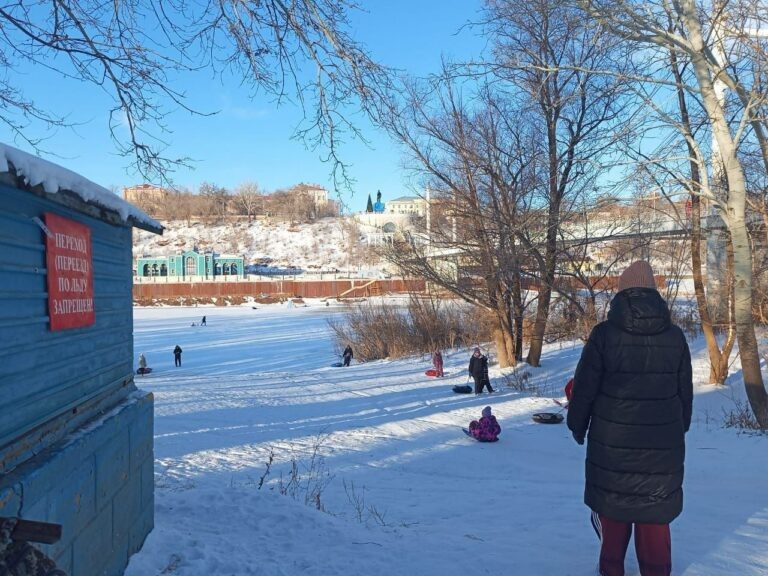    На плюшках не покататься: стихийную горку в Зауралке Оренбурга посыплют песком и солью Андрей Севостьянов