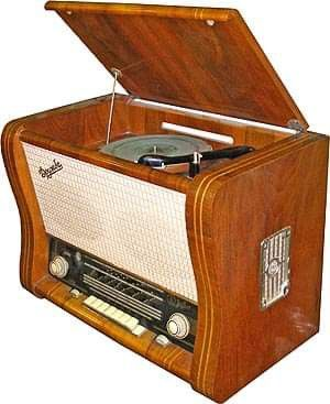 Радиола "Дружба" 1957 года выпуска, минский завод им. В. И. Ленина. Фото из интернета