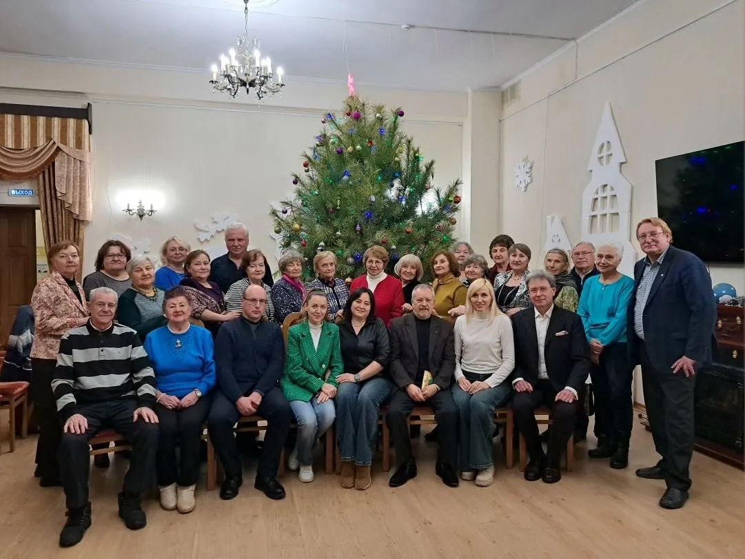 Творческий вечер с участием поющих журналистов 2025-го завершился общей фотосессией 