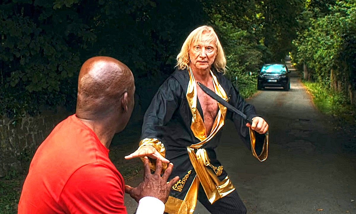 Свисти не свисти, а резиновым мачете дырочку в правом боку (да и в левом) никому не проткнешь. 