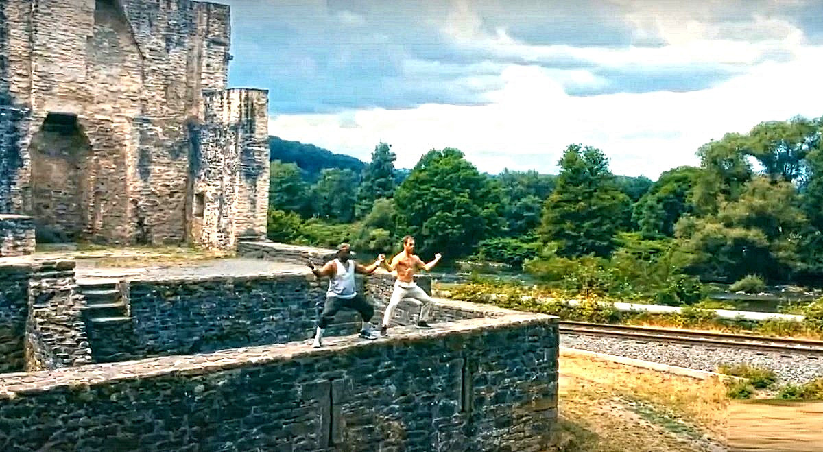 И впрямь, раз уж это ностальгия по 80-90-м, как тут не вспомнить экзотик-поп-дуэт Кар-Мен! Кто из них Лемох, а кто Титомир, решайте сами.