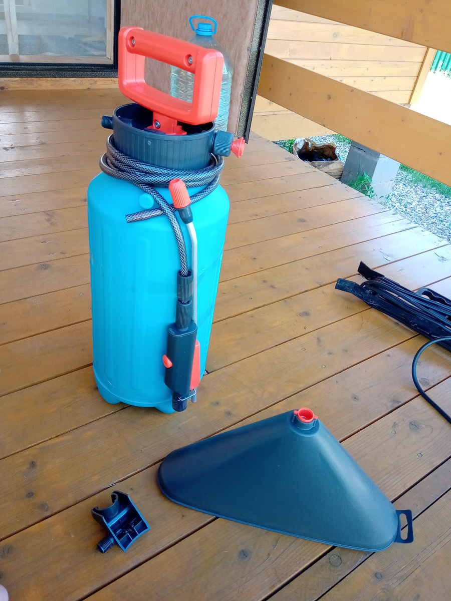 Ручной опрыскиватель. Фото из архива авторов.