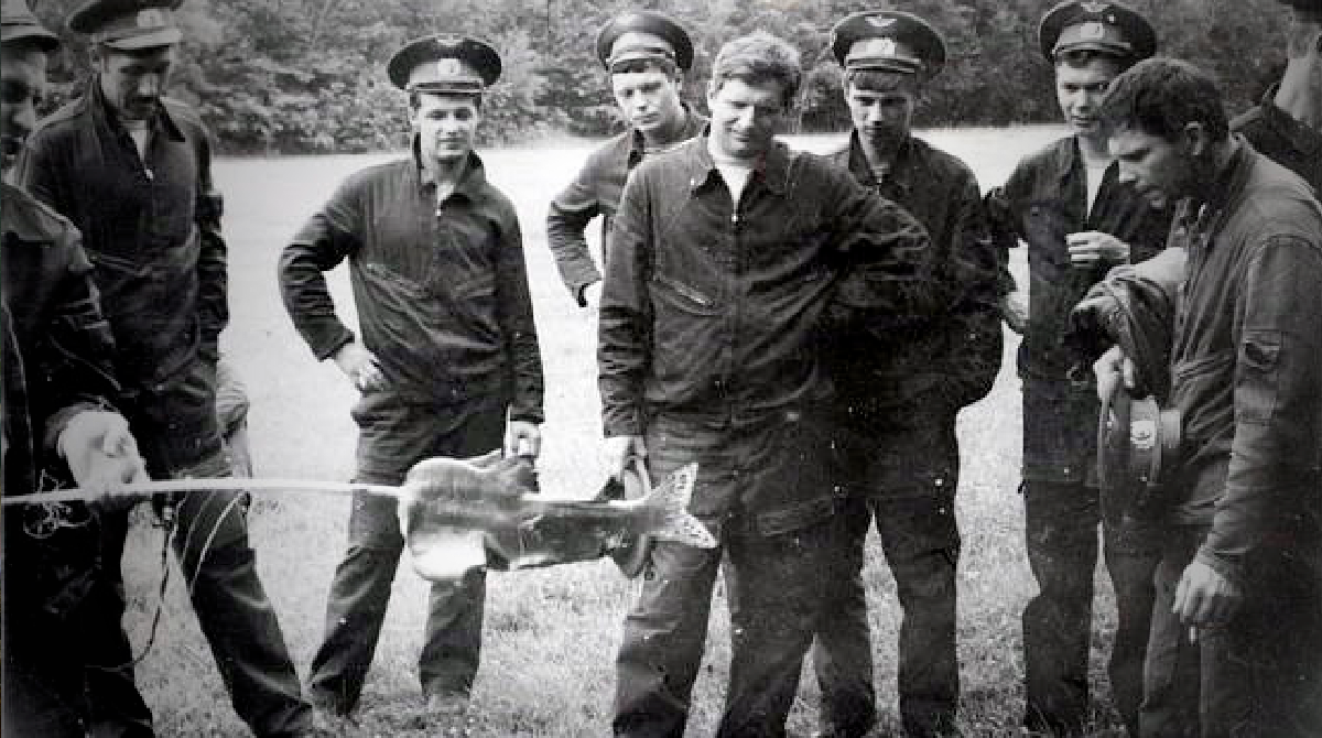 Жарим рыбу, пойманную методом смыка, над костром на "выживании"