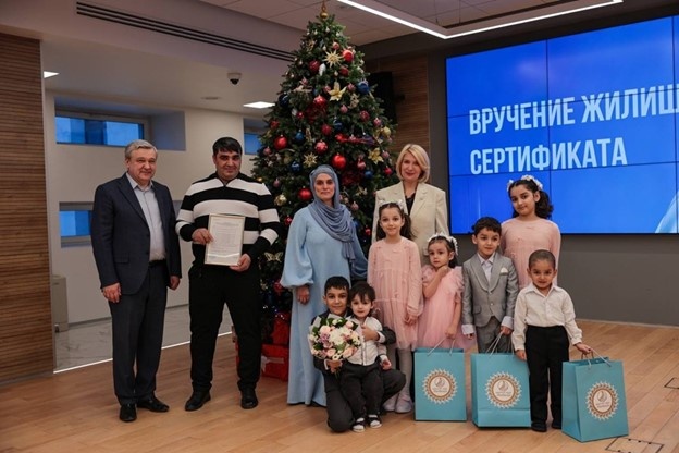  «Патриот Таджикистана» и его семейство получают жилищный сертификат в Мытищах. Глава городского округа Юлия Купецкая довольна