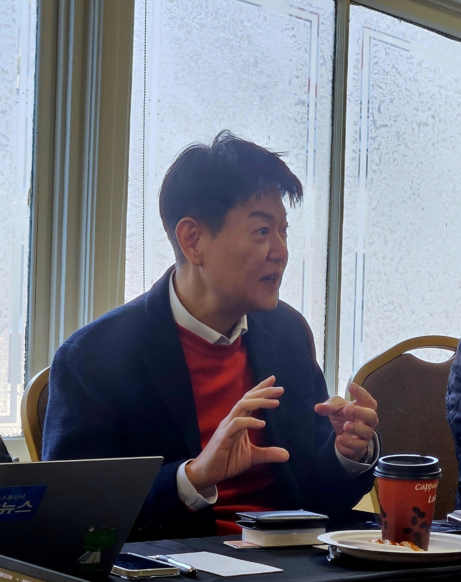 Старший  вице-президент и руководитель центра исследований и разработок Hanmi  Pharmaceutical Чхве Ин Ён беседует с журналистами в кулуарах конференции  JP Morgan Healthcare в Сан-Франциско в среду (Ким Хэ Ён/The Korea  Herald)