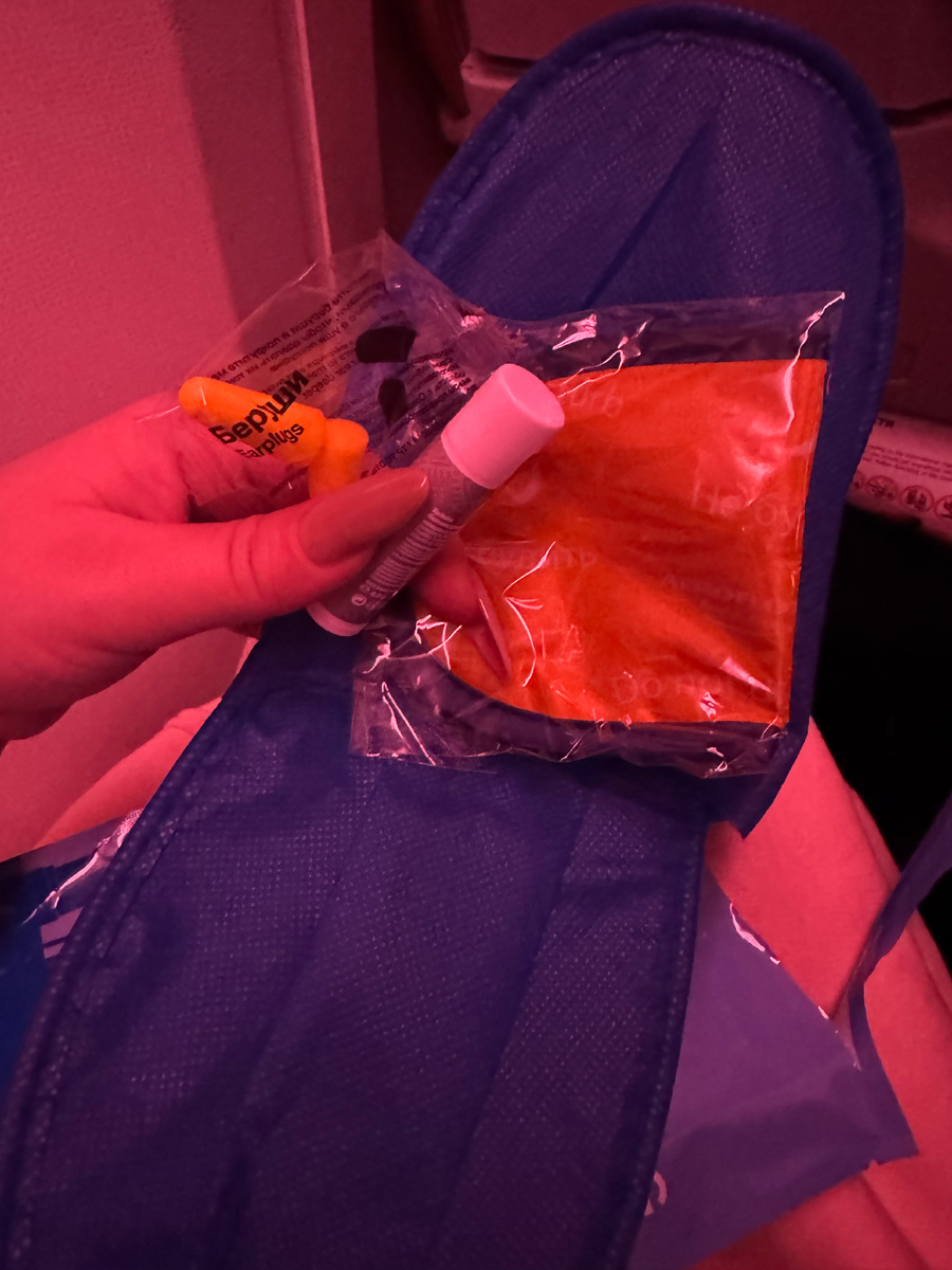 В полете выдавали пакет с тапками, берушами, масками и бальзамом для губ)