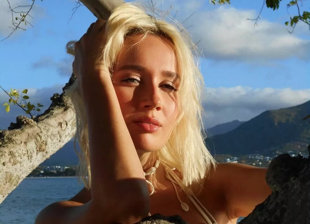    Клава Кока улетела на тропический остров для встречи с мечтой