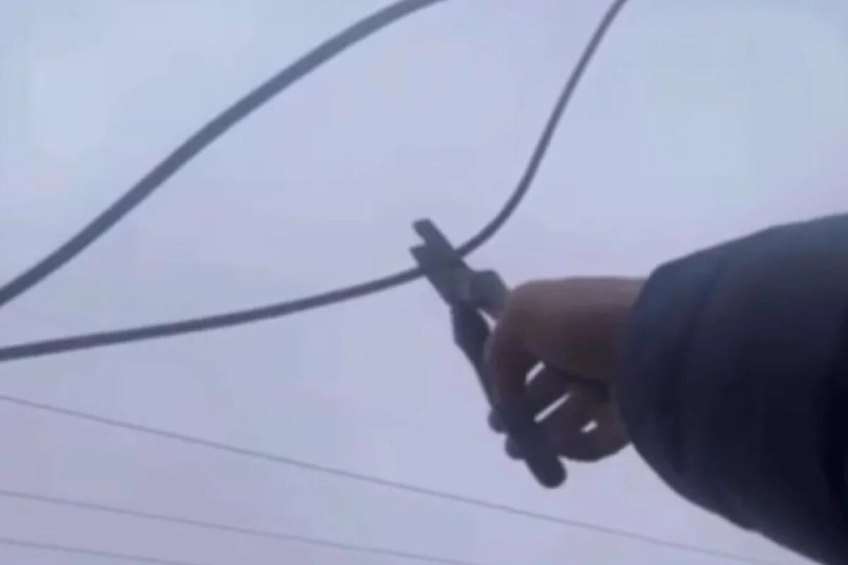    Дагестанец обрезал провода камеры видеофиксации и снял это на видео