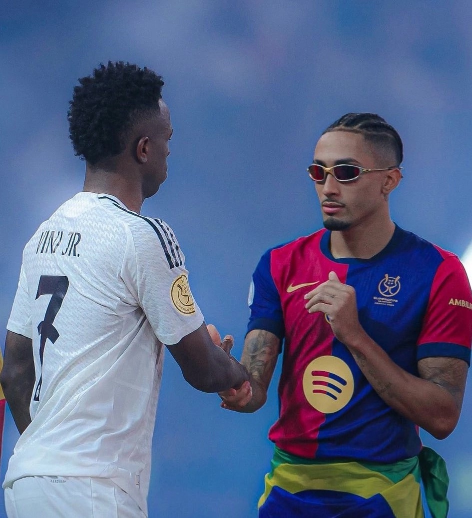 Рафинья объясняет Винисиусу, как надо играть в футбол