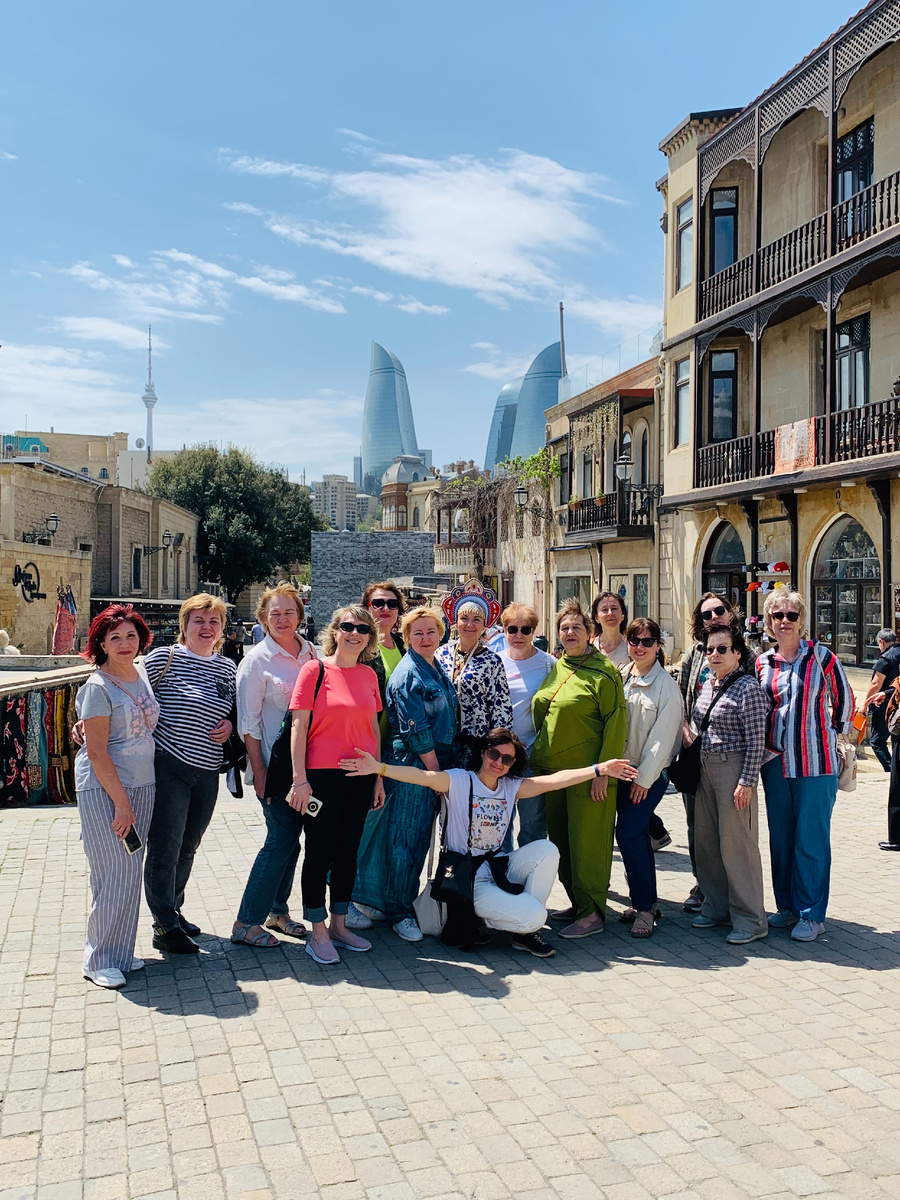 Наша прекрасная группа на фоне пламенеющих башен, Баку, 2024