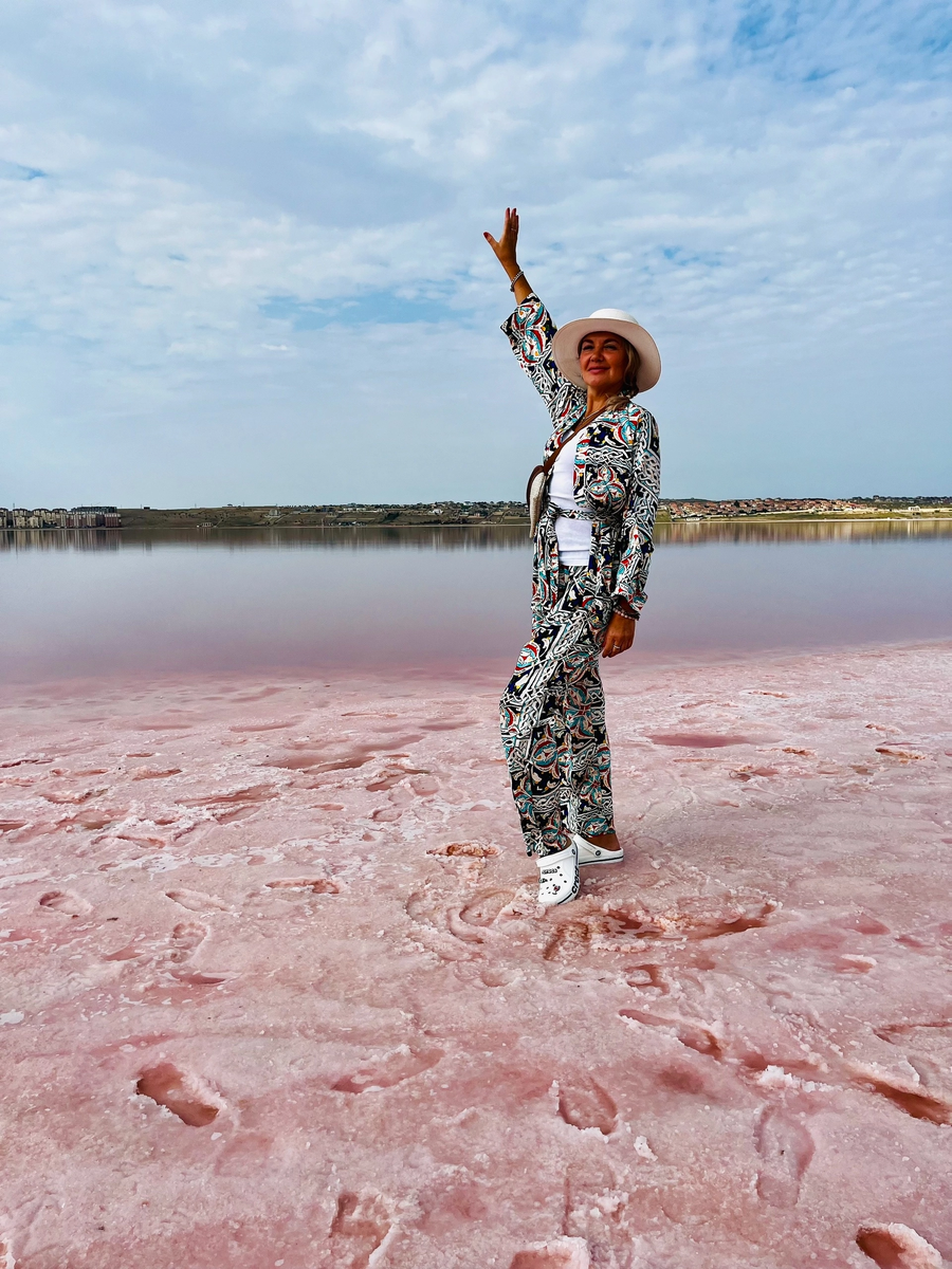 Наш организатор и сопровождающий групп Леночка на розовом озере Масазыр