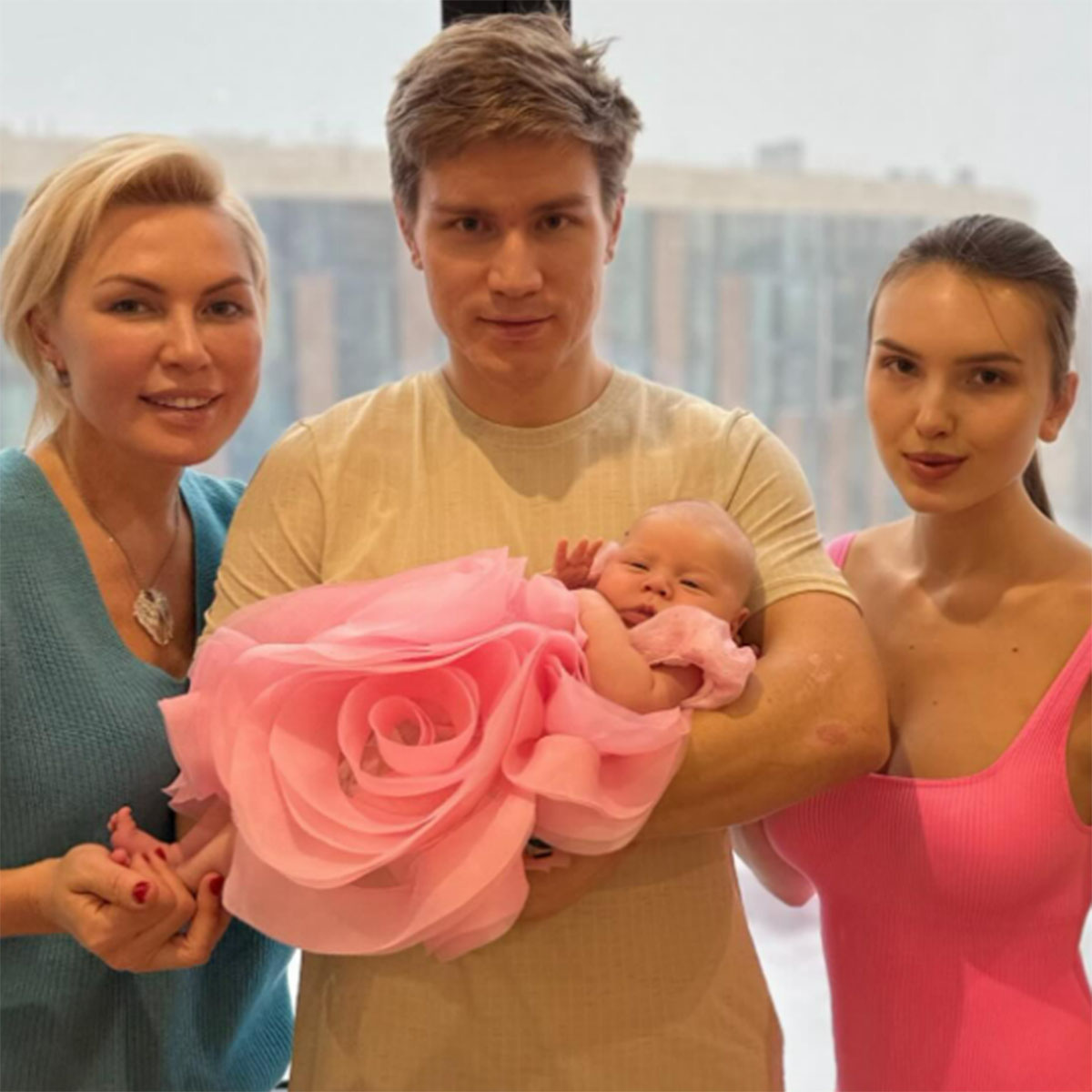 Наталья Рагозина с сыном, невесткой и внучкой. Фото: соцсети Натальи Рагозиной