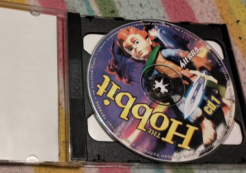 Цветные принты на CD-диске пиратской версии игры The Hobbit