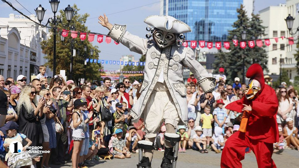 Бесплатный фестиваль «Театры без крыш» в Челябинске в 2024 году. (Источник: www.1obl.ru)