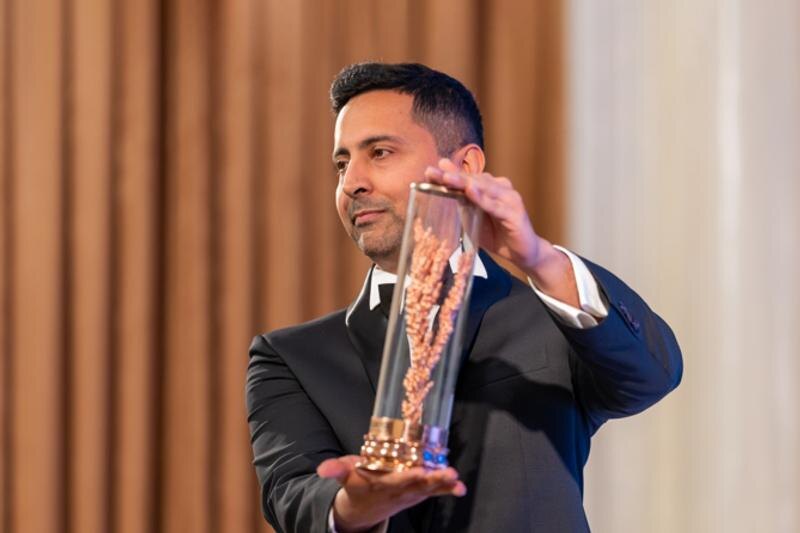    Фото предоставлено организаторами. Идеолог и создатель фестиваля Мантавиа Марвах и главный приз - "Медный цветок"