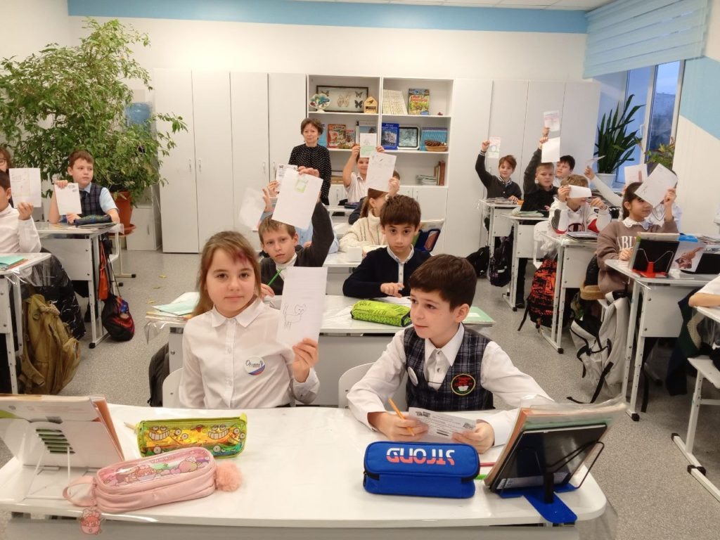     Ученики 4 класса создавали обложку журнала. Фото Елены Игнатенко, «ТАМАНЬ».