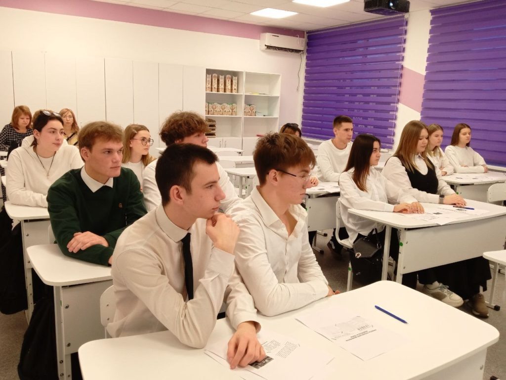    Девятиклассники узнали о профессии журналиста, корректора, верстальщика, редактора.