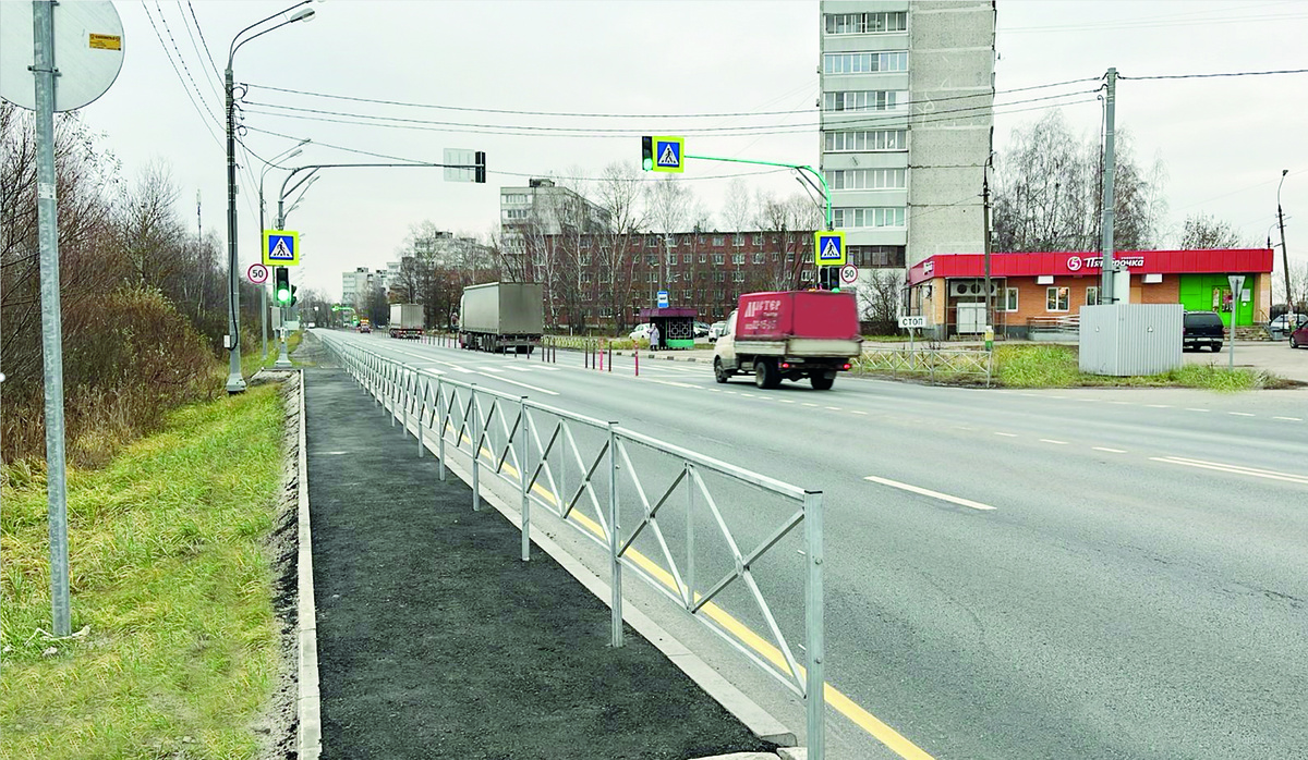 Новый сфетофорный объект и тротуар на автодороге А-108